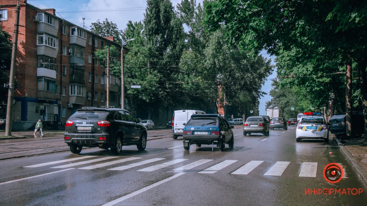 В Днепре на проспекте Богдана Хмельницкого BMW сбил двух девушек на пешеходном переходе