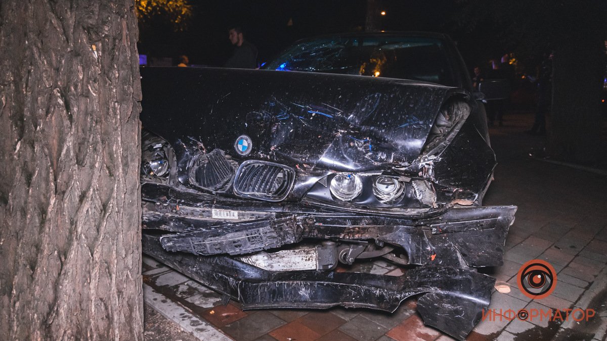 В Днепре на Киевской BMW врезался в ВАЗ и Toyota: двоих водителей забрали скорые