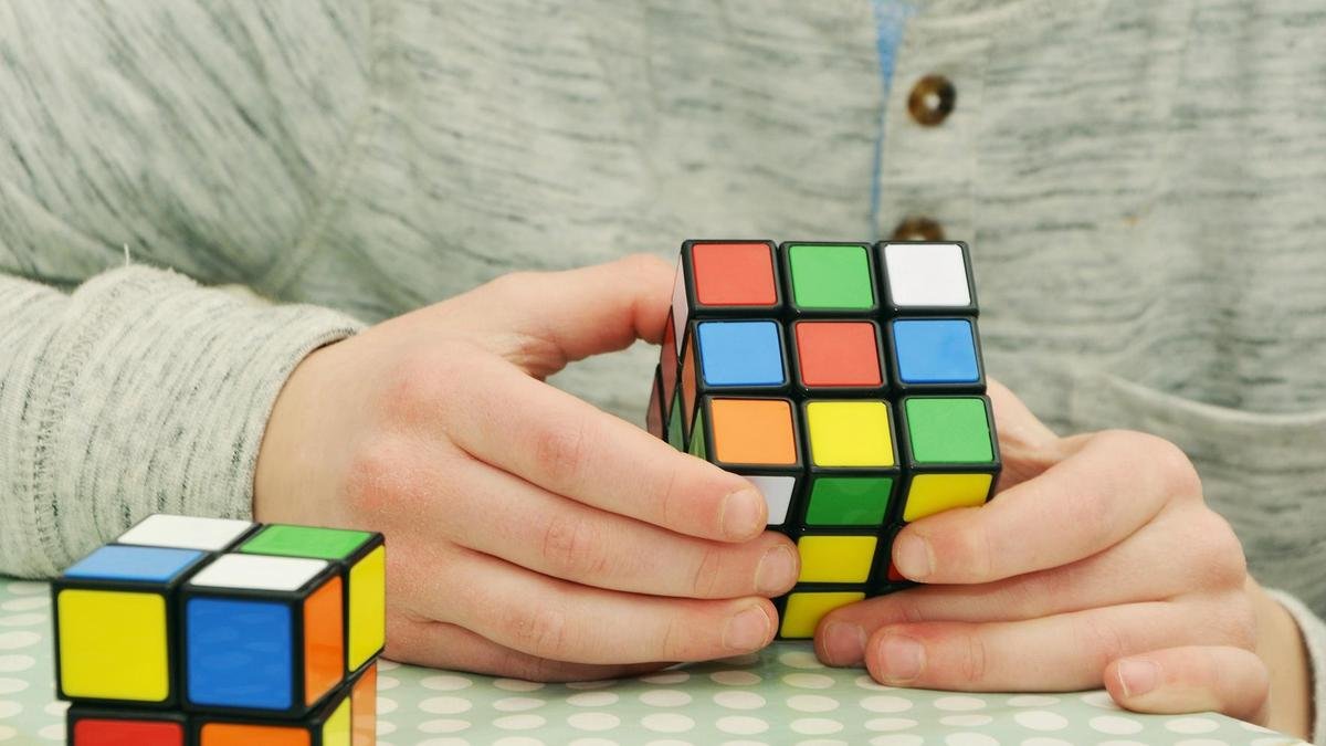 В Днепре 8-летний ребенок проглотил фрагмент кубика Рубика