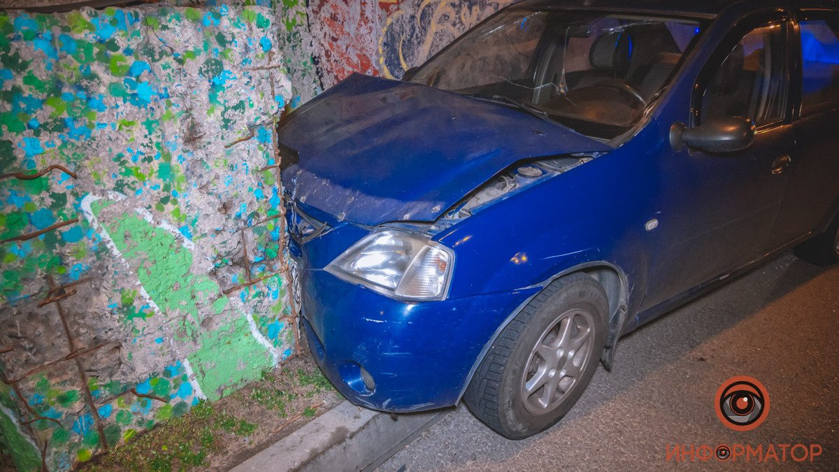 В Днепре на Набережной Заводской нетрезвый водитель Dacia врезался в столб
