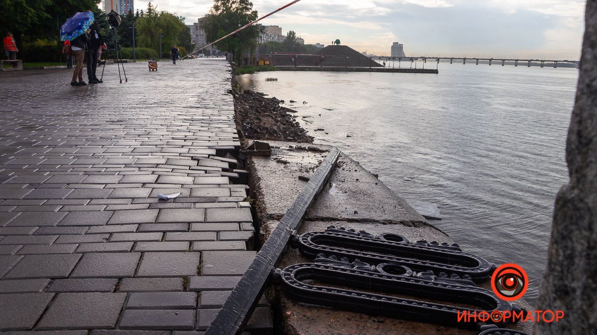 В Днепре обвалилась часть Сичеславской Набережной: видео, комментарий горсовета