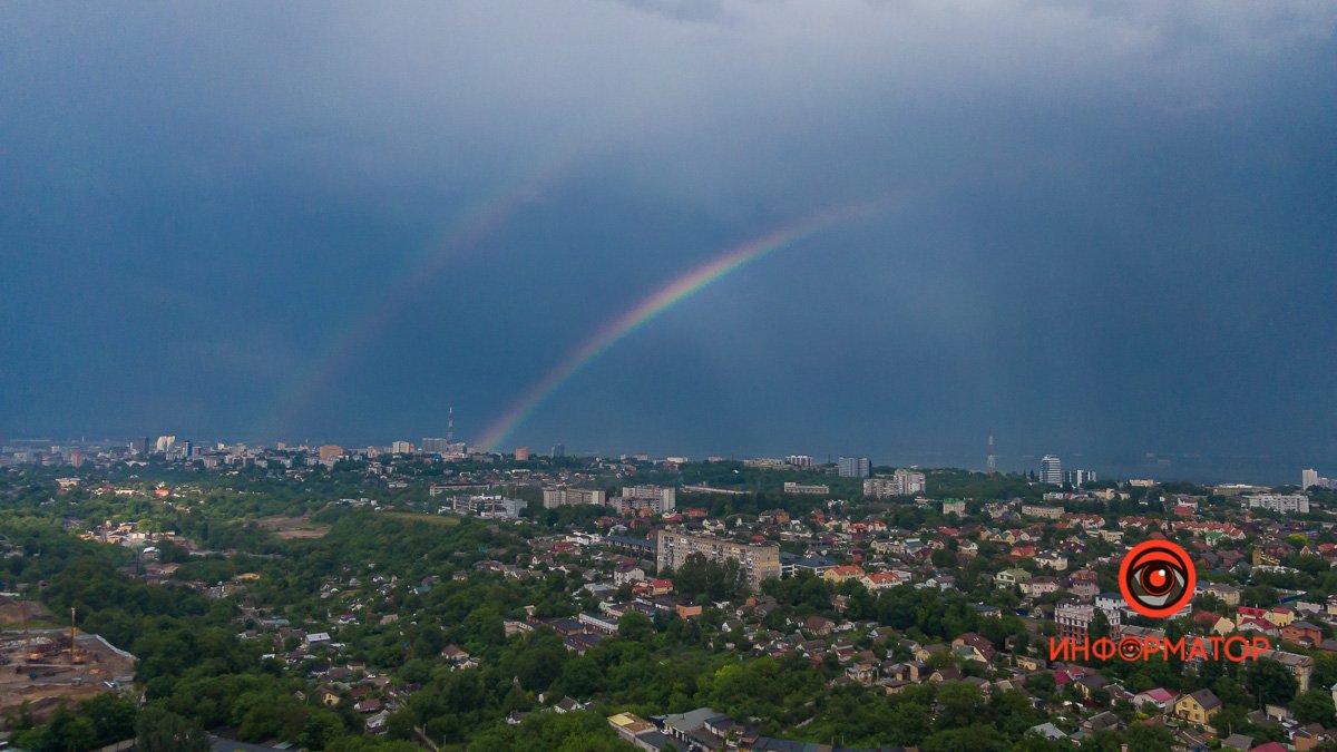 Маленькая радость после недели дождей: в небе над Днепром засияла радуга