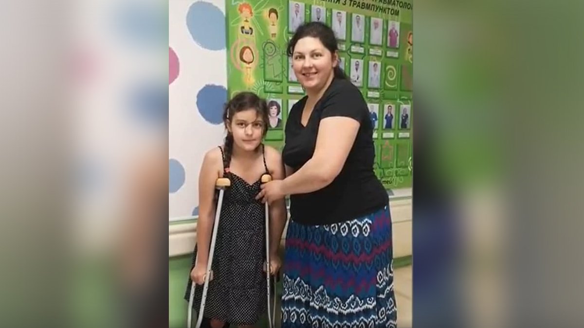 В Днепре спустя неделю после перелома бедра 8-летняя девочка начала передвигаться сама