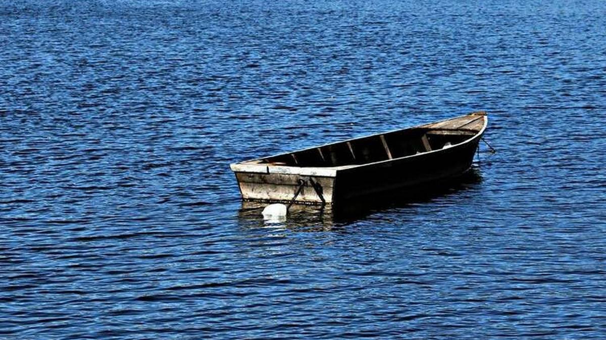 В Днепре обнаружили пустую лодку: водолазы ищут рыбака