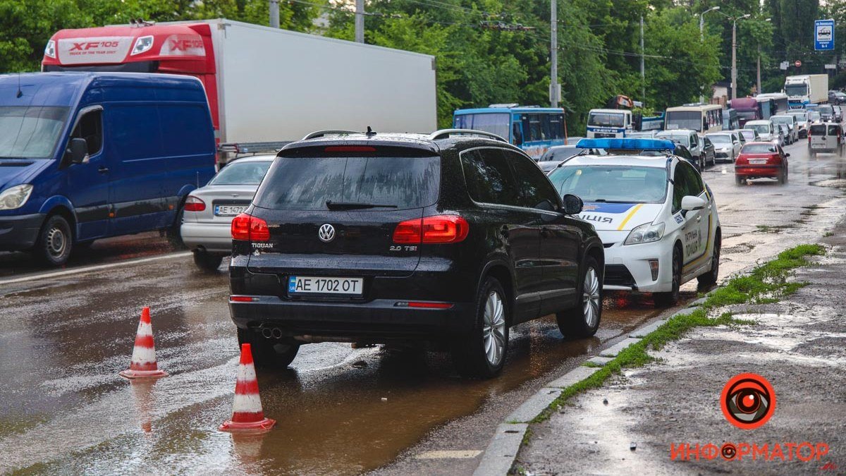 В Днепре на Леваневского Volkswagen сбил женщину: пострадавшую забрала скорая