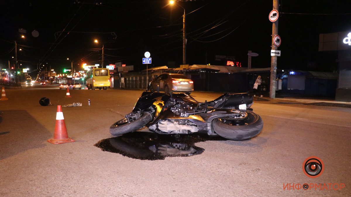 В Днепре на Березинской Lanos столкнулся с мотоциклом: пострадал водитель двухколесного