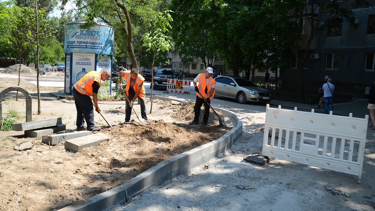 «Впервые за 50 лет делают ремонт»: жители Днепра рассказали, довольны ли обновлением дорог во дворах