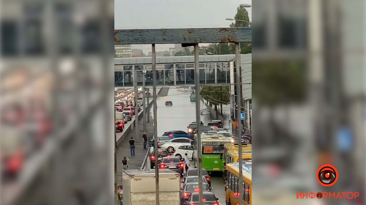 В Днепре на Слобожанском проспекте из-за дождя остановилось движение: машины тонут под водой