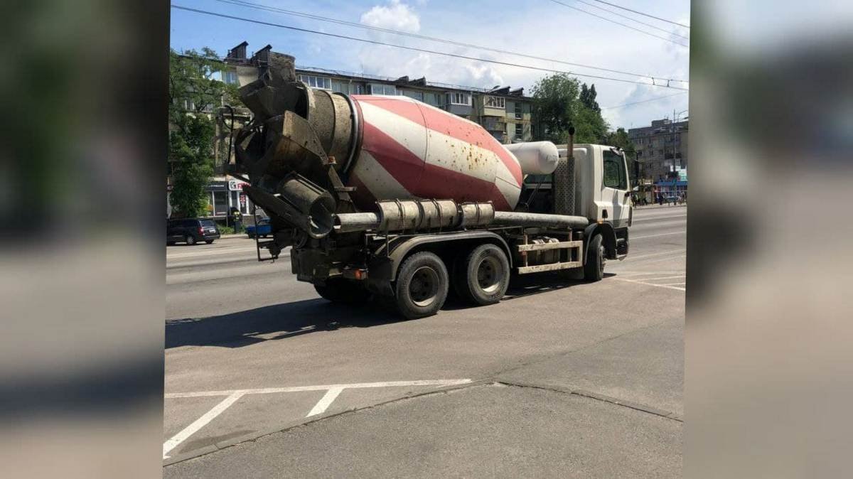 В Днепре бетономешалка на ходу разливала по проезжей части бетон: водителя остановила полиция