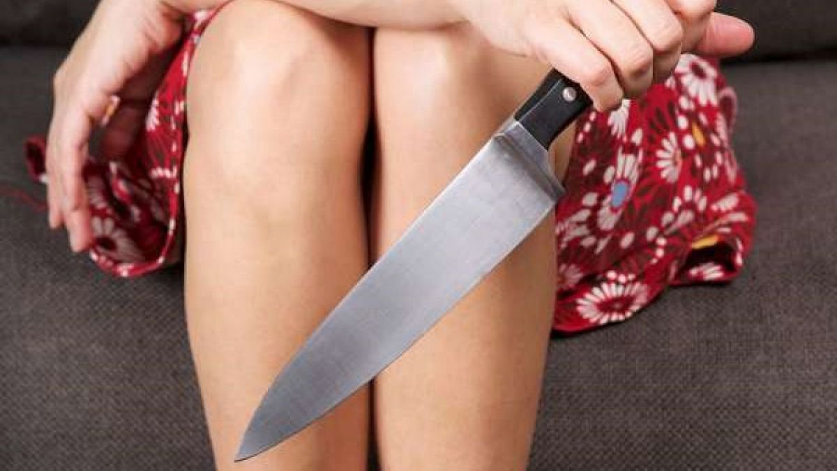 В Каменском 17-летняя беременная порезала руку из-за ссоры с парнем