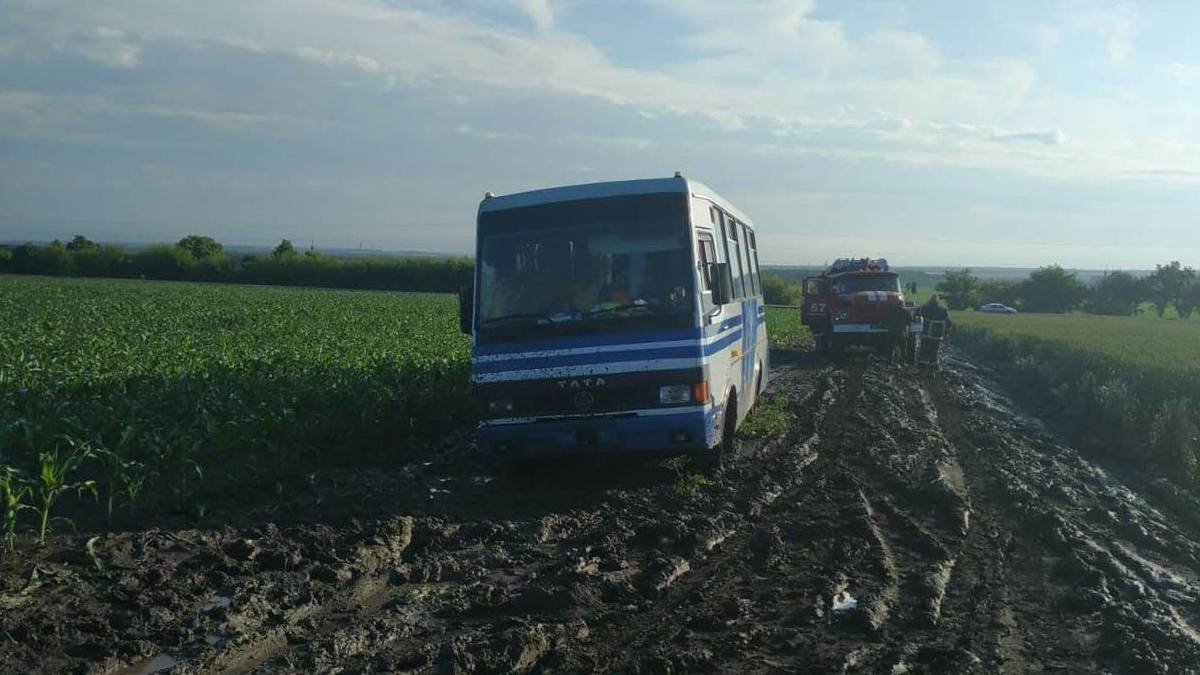 В Днепропетровской области 3 автомобиля, 1 автобус и 4 грузовика застряли в грязи: пришлось вызывать спасателей