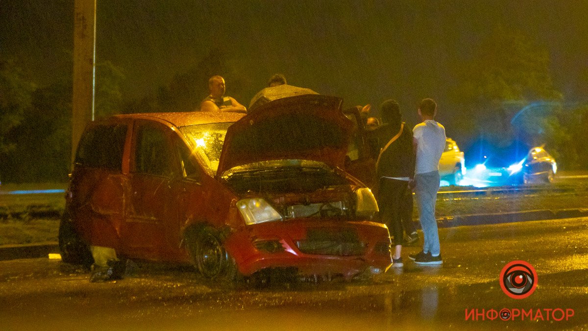 В Днепре на Кайдакском мосту Opel врезался в столб: пострадала девушка