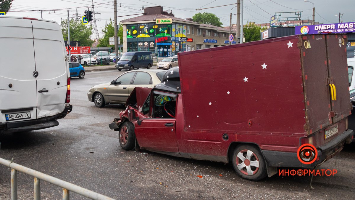 В Днепре возле "Каравана" у ИЖ отказали тормоза и он врезался в микроавтобус: пострадал водитель
