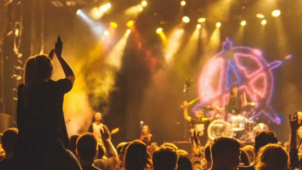 Рок-концерт, социальная комедия и музыкальная вечеринка: куда пойти на выходных в Днепре