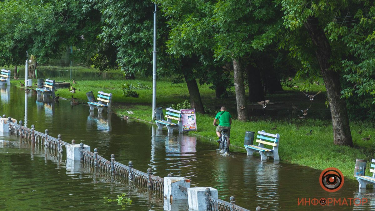 В ожидании реконструкции: в Днепре вновь затопило парк Глобы