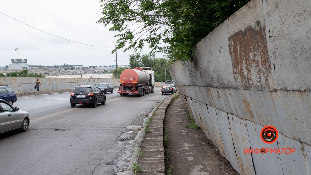 В Днепре на Щепкина покосился забор с коммуникациями: он может упасть на дорогу