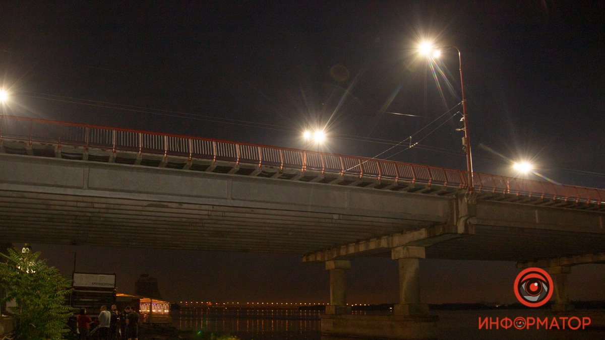 В Днепре возле ресторана "1001 ночь" женщина спрыгнула с Нового моста и погибла