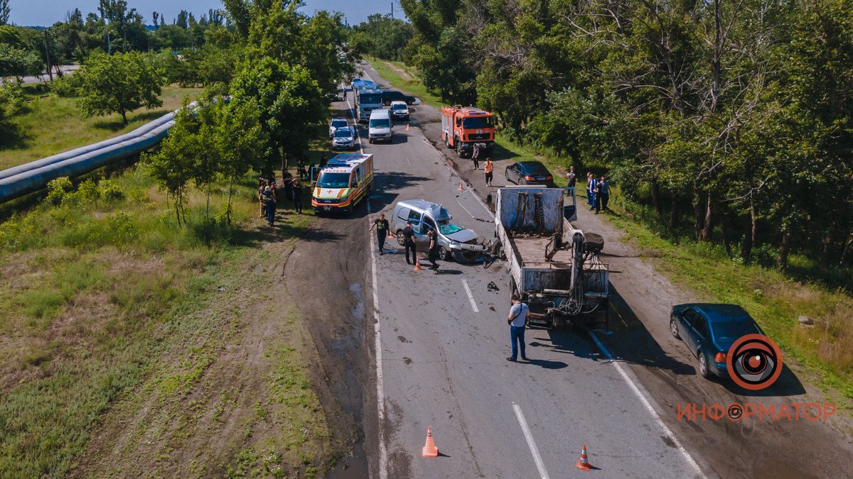 В Днепре на Гаванской столкнулись Peugeot и DAF: водитель погиб