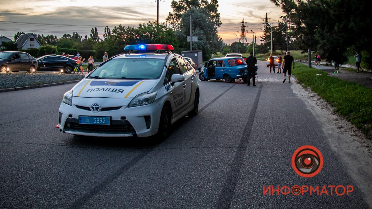 В Днепре на 20-летия победы ВАЗ влетел в Audi и Skoda: пострадали водитель ВАЗ и Audi