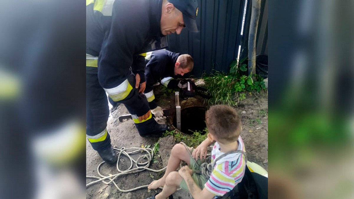 В Днепре на Артековской 6-летний мальчик упал в канализационный колодец