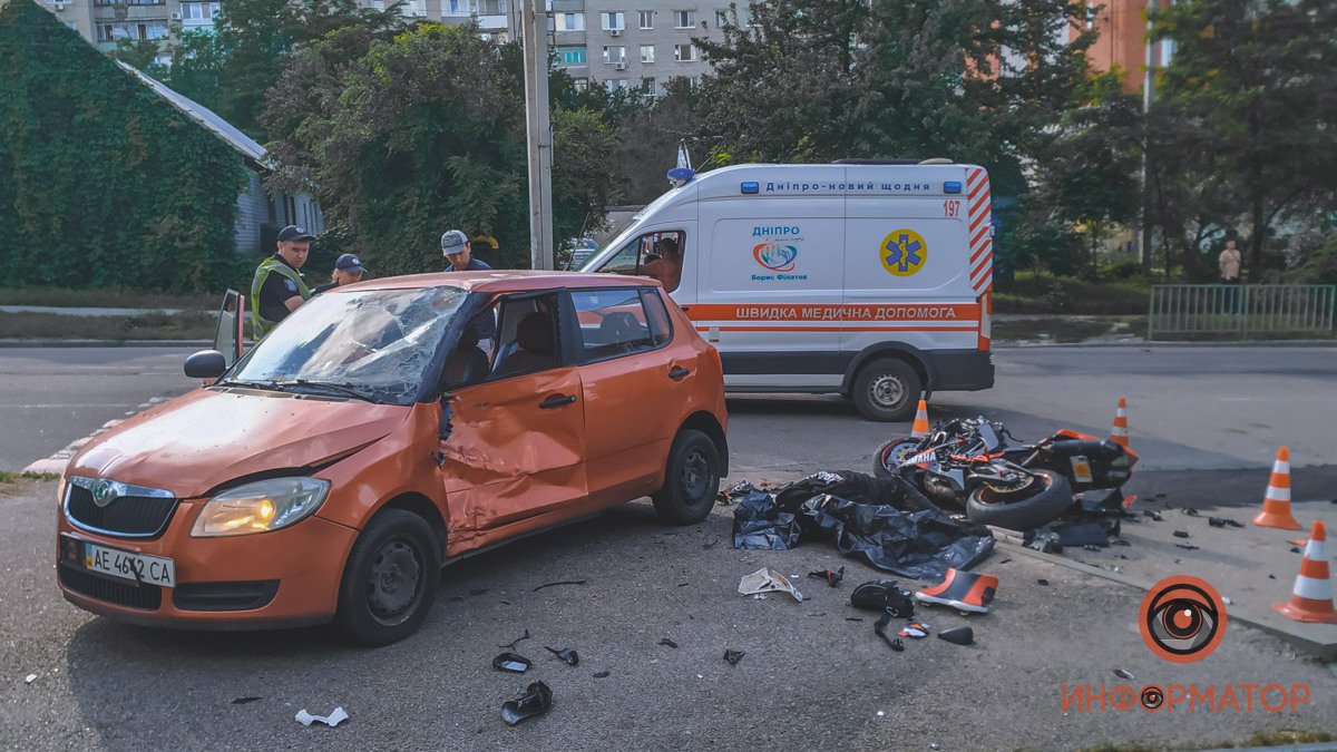 В Днепре на Рабочей столкнулись Skoda и Yamaha: мотоциклист погиб, пострадали женщина и ребенок
