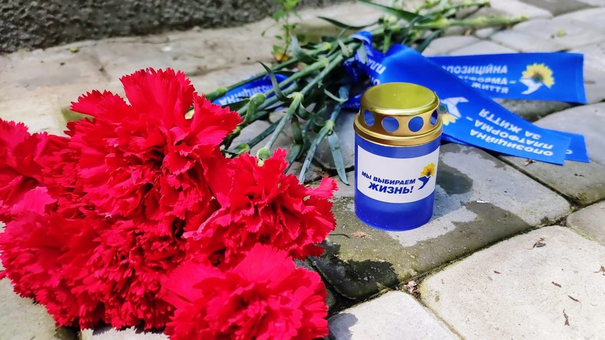 В Днепре возле памятников событиям 1941-1945 годов стали появляться свечи и цветы от ОПЗЖ