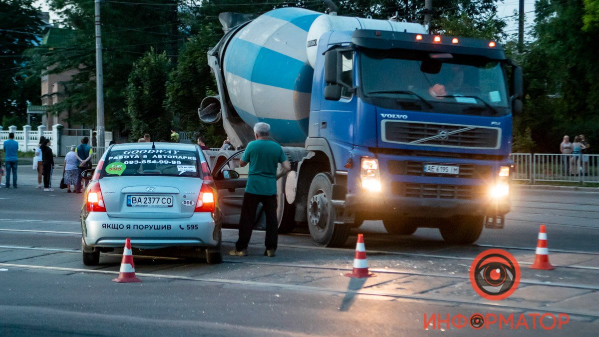 В Днепре на Рабочей столкнулись Hyundai и бетономешалка: пострадал пассажир такси
