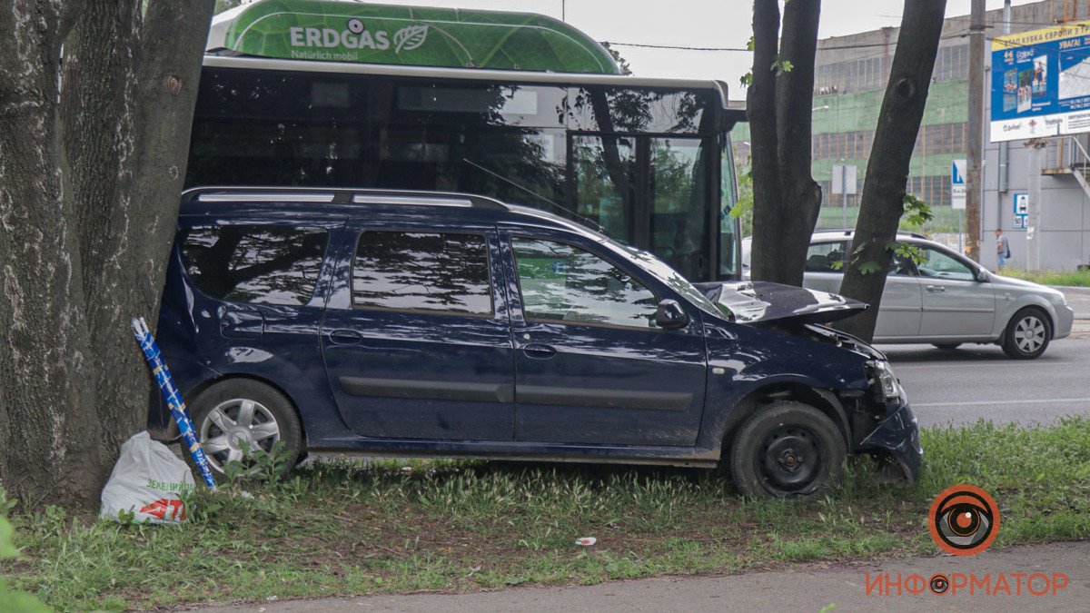 В Днепре на проспекте Богдана Хмельницкого Dacia врезался в дерево: пострадало два человека