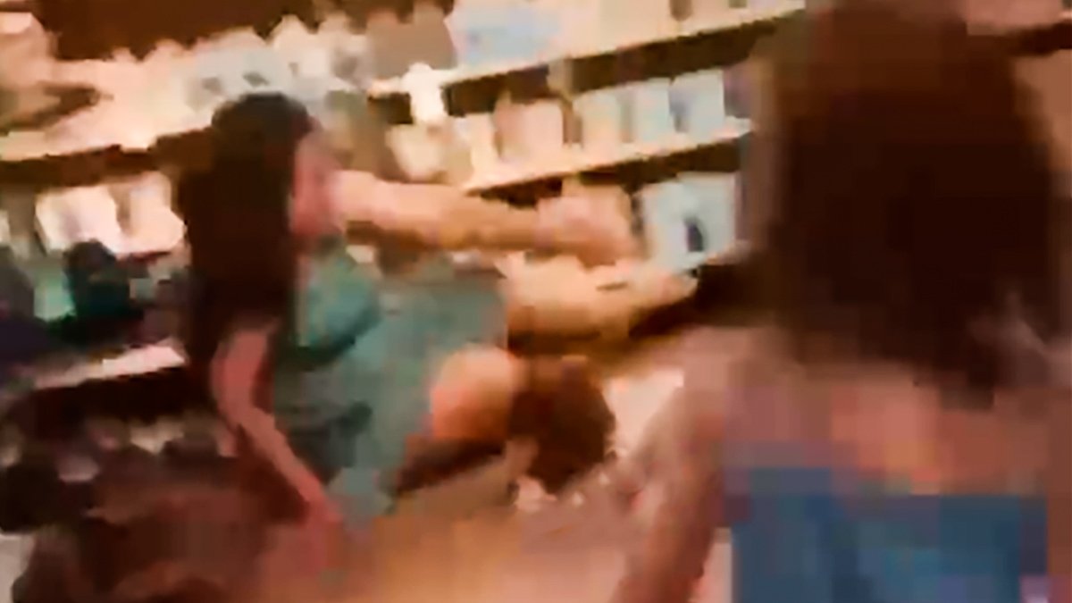 В магазине в центре Днепра мужчина с ножом напал на жену и годовалую дочь