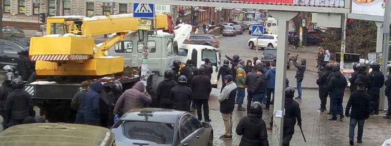 В центре города группа захвата блокирует спецтехнику (ФОТО)