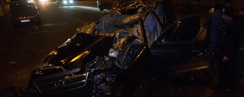 ДТП на Набережной: Lexus врезался в дорожный барьер (ВИДЕО)