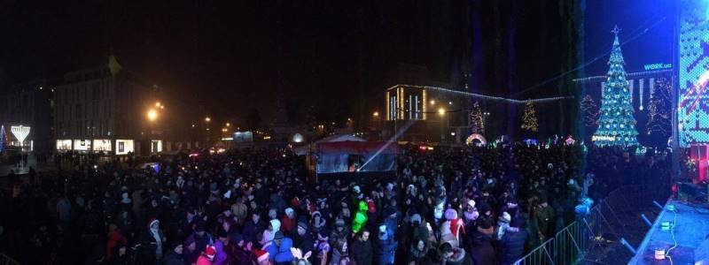 Как в центре Днепра Новый год праздновали: полная площадь людей и взрывы фейерверков (ФОТО)