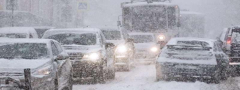 В Днепре за сутки вытащили из снега 8 автомобилей