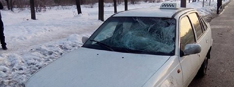 Возле ПриватБанка водитель на Daewoo сбил женщину (ФОТО, ОБНОВЛЯЕТСЯ)