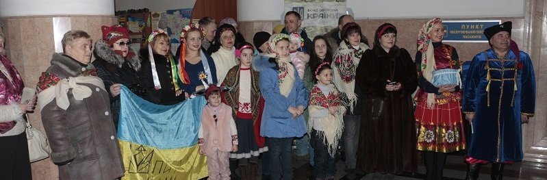 Бойцы АТО и волонтеры пели щедривки на вокзале (ФОТО, ВИДЕО)