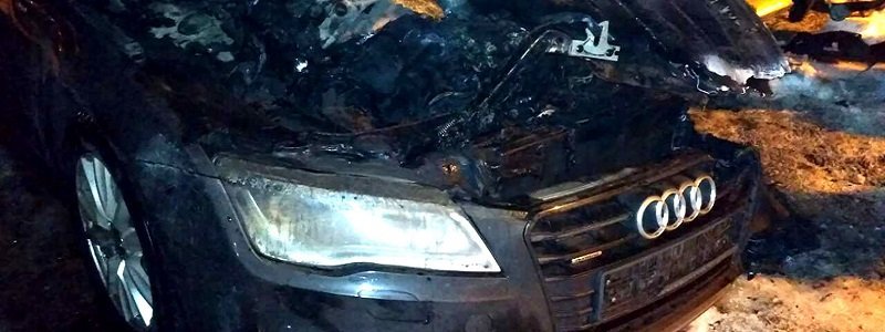 На автостоянке в Днепре горел автомобиль