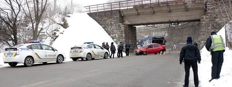 Авария возле памятника Славы: водитель не справился с управлением