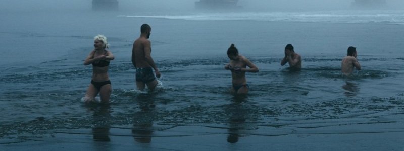 Крещение в Днепре: как в туман на Монастырском горожане купались (ФОТО)