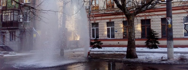 На улице Московской в Днепре потоп, прорвало трубу: полиция перекрывает дорогу (ВИДЕО, ФОТО)