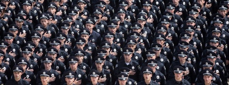 В центре Днепра отжимались десятки патрульных: как это было (ФОТО, ВИДЕО)
