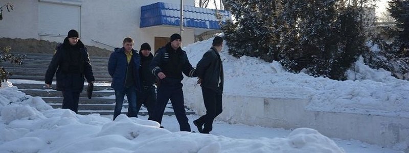Под Днепром отчисленный студент взял заложника и угрожал взорвать колледж (ФОТО)