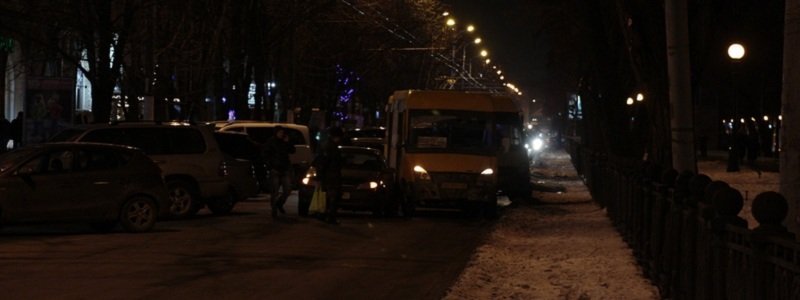 Пробка и нарушение ПДД: на Яворницкого столкнулись маршрутка и Chevrolet (ФОТО)