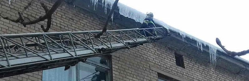 Днепровские спасатели освободили детскую больницу от сосулек (ФОТО)