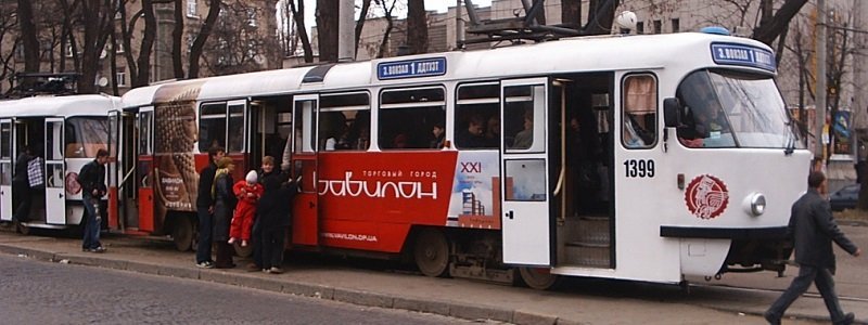 В Днепре обстреляли трамвай (ФОТО)