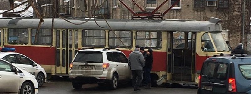 В центре Днепра иномарка врезалась в трамвай (ФОТО)