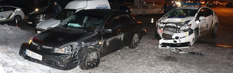 Возле "Метеора" автомобиль Mitsubishi столкнулся с полицейскими на Toyota Prius (ФОТО)