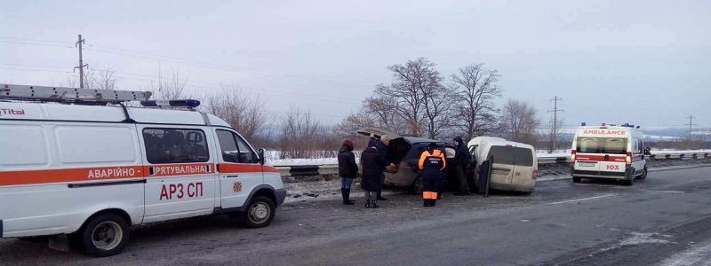 Под Днепром произошло ДТП: пострадавшего вырезали из машины (ФОТО)