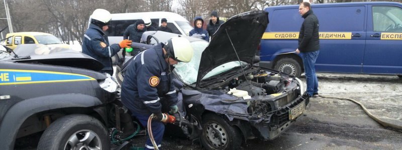 Жуткая авария на Криворожской трассе: МЧСники вырезали погибших из авто (ФОТО)
