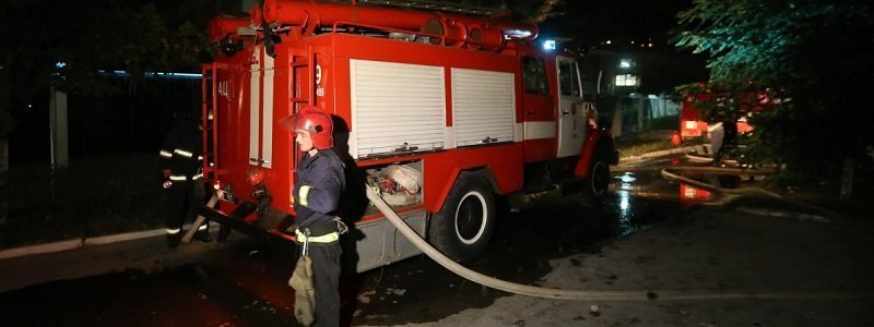 В Днепре после взлома загорелось здание: пожар ликвидировали 18 спасателей (ФОТО)