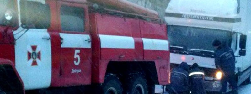 В Днепре спасатели пришли на помощь водителю грузовика (ФОТО)